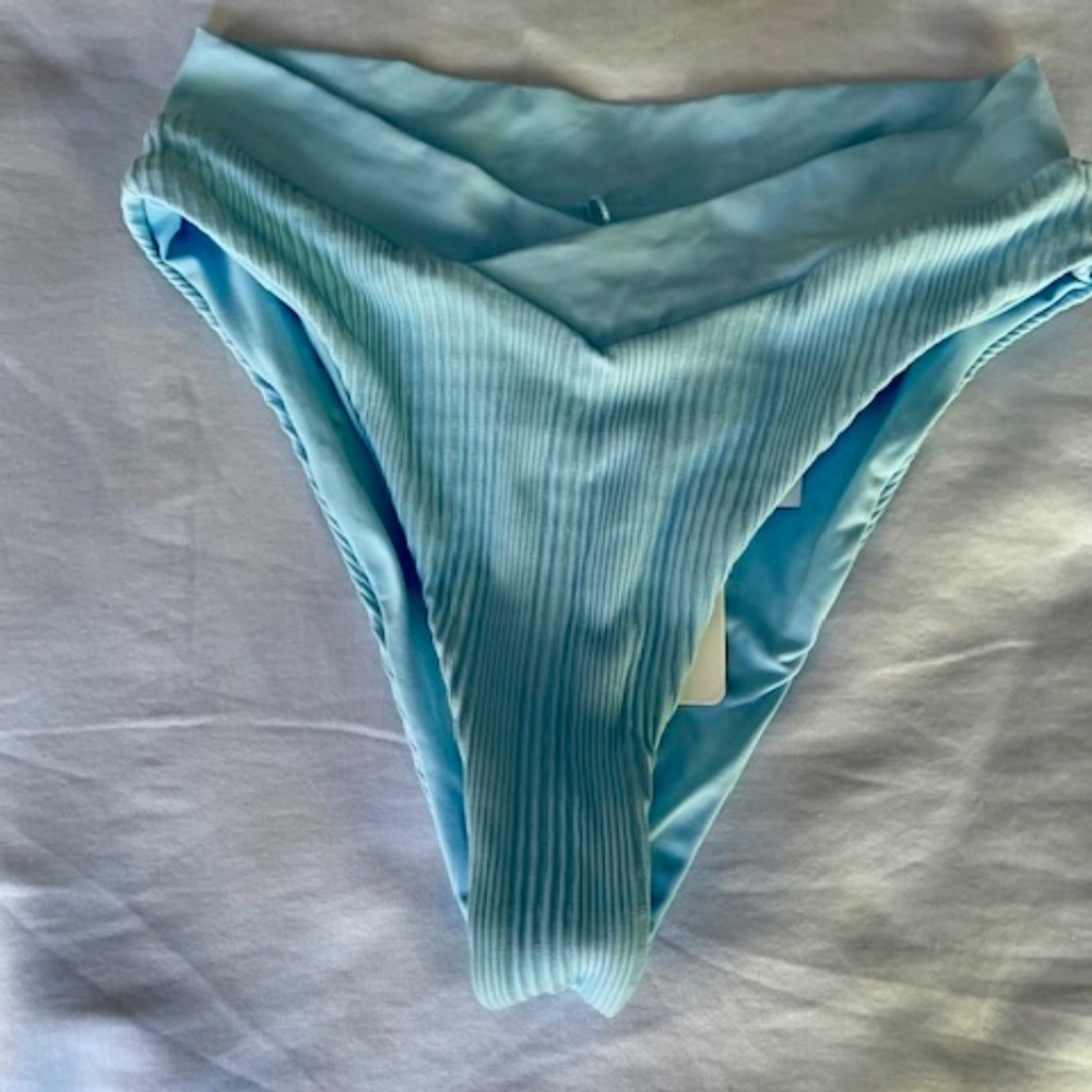 L Space Court Bitsy Bikini Bottom Size S BRAND NEW! 🩵 SKY BLUE - Picture 4 of 7